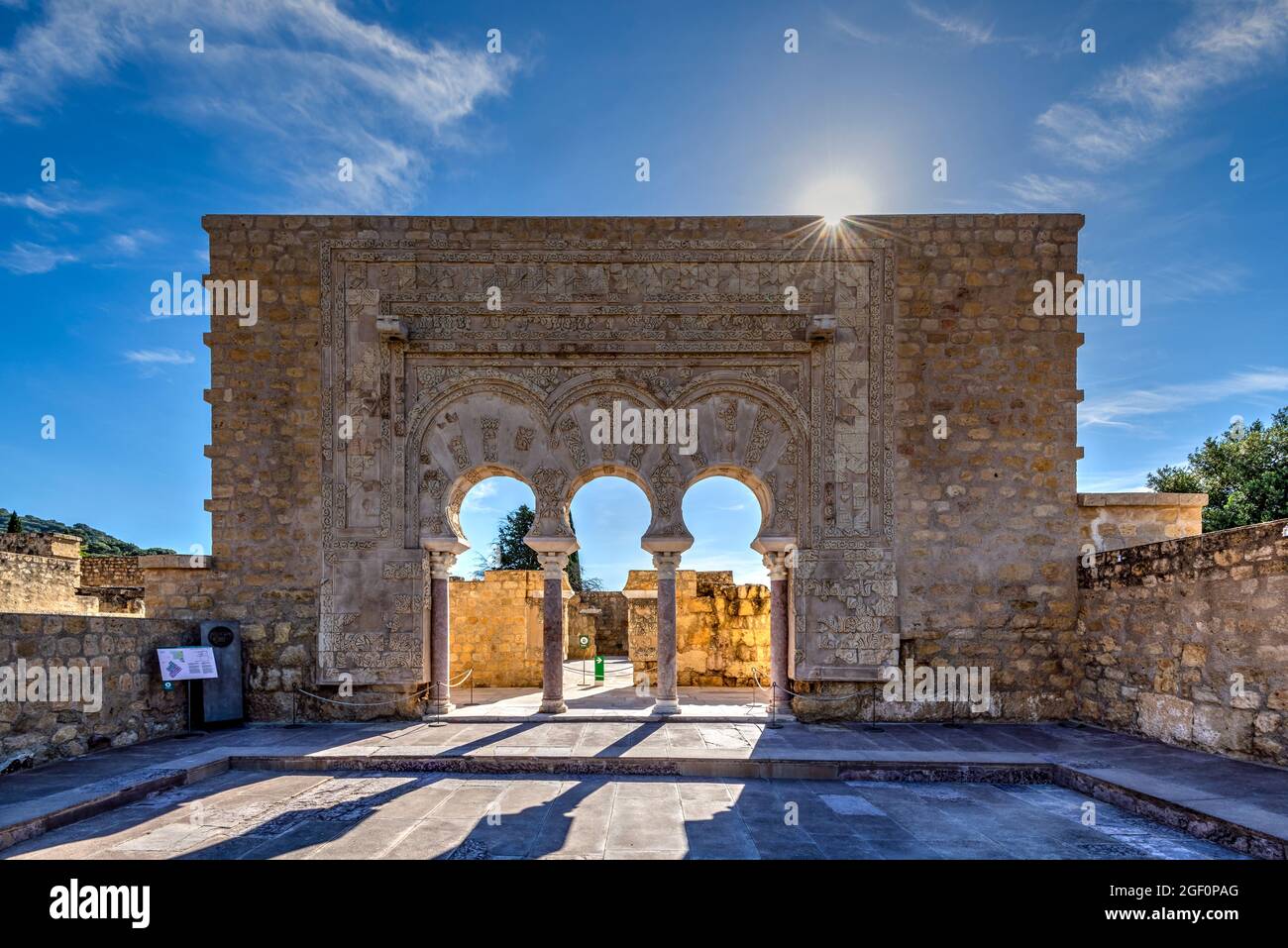 Le rovine storiche di Medina Azahara o Madinat al-Zahra palazzo-città moresco fortificato vicino Cordoba, Andalusia, Spagna Foto Stock