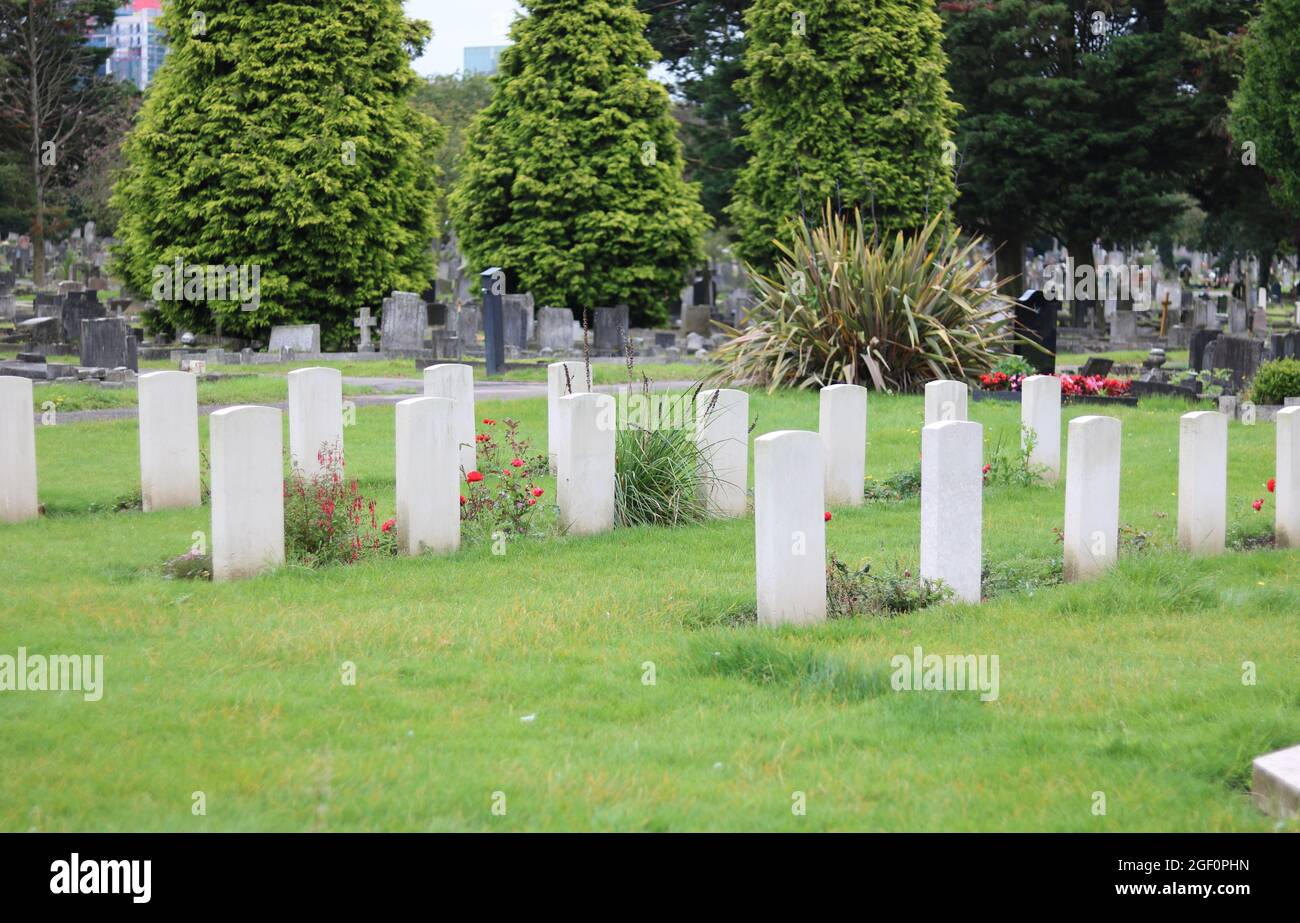 21 agosto 2021 - Alperton UK: Vista della sezione militare del cimitero di Alperton Foto Stock