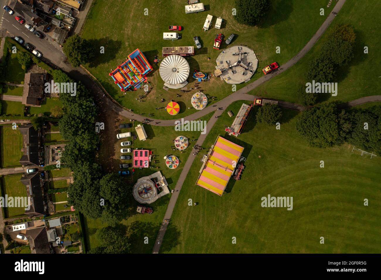 Mobile Showmen , Warwicks Funfairs Fun Fair a Local Park Aerial View Foto Stock