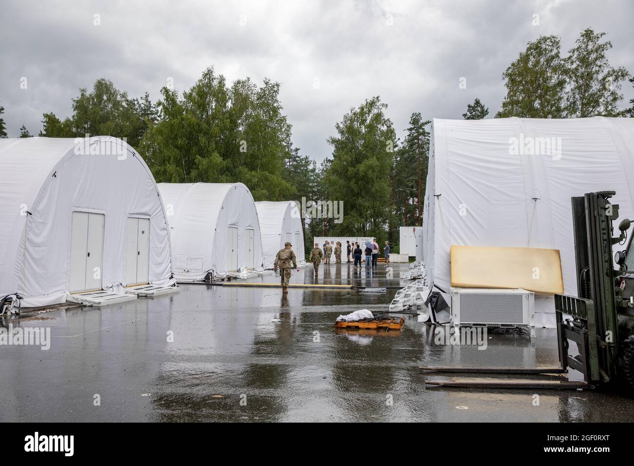 Grandi tende con la capacità di oltre 40 posti letto sono stati riutilizzati per ospitare gli evacuati afghani alla Grafenwoehr Training Area, 22 agosto 2021. L'Esercito degli Stati Uniti Europa e Africa sta lavorando di pari passo con le nazioni ospitanti, la forza congiunta e i partner interagenzie per fornire alloggio temporaneo, supporto medico e logistico come parte dell'operazione Allees Refuge. L'operazione Allees Refuge sta facilitando l'evacuazione rapida e sicura dei cittadini degli Stati Uniti, dei richiedenti di visti speciali per immigrati e di altri afghani a rischio dall'Afghanistan.(U.S. Esercito foto di PFC. Jacob Bradford tramite American PhotoArchive/ALAMY) Foto Stock