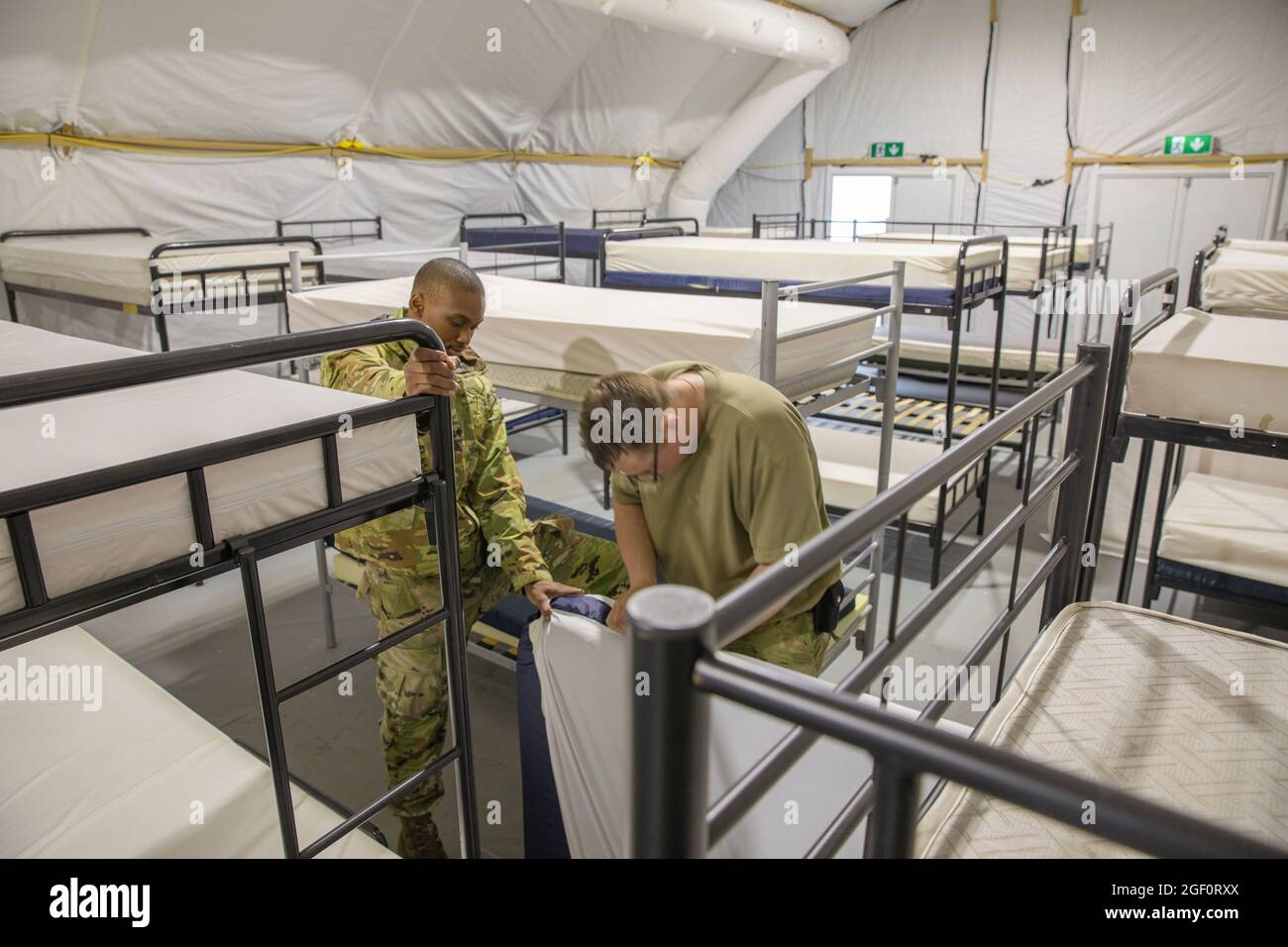 I soldati degli Stati Uniti preparano l'assestamento per la possibilità di sostenere gli evacuati afghani in arrivo all'area di addestramento di Grafenwoehr, Germania, 22 agosto 2021. L'Esercito degli Stati Uniti Europa e Africa sta lavorando di pari passo con le nazioni ospitanti, la forza congiunta e i partner interagenzie per fornire alloggio temporaneo, supporto medico e logistico come parte dell'operazione Allees Refuge. L'operazione Allees Refuge sta facilitando l'evacuazione rapida e sicura dei cittadini degli Stati Uniti, dei richiedenti di visti speciali per immigrati e di altri afghani a rischio dall'Afghanistan. (STATI UNITI Esercito foto di PFC. Jacob Bradford tramite American PhotoArchive/ALAMY) Foto Stock