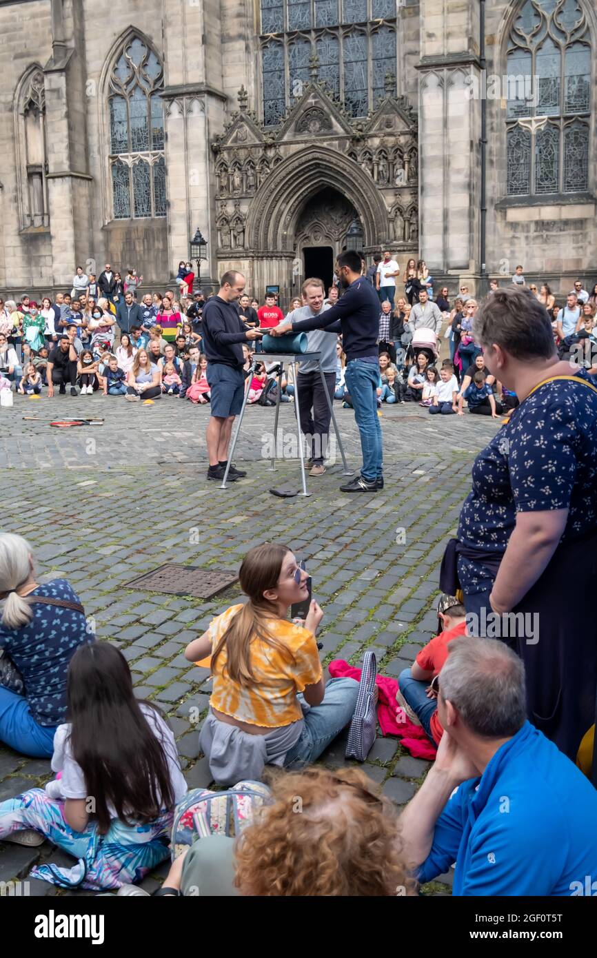 Edimburgo, Scozia, Regno Unito. 22 agosto 2021. L'artista di strada Daniel Zindler si esibisce sul Royal Mile durante l'Edinburgh Fringe Festival. Credit: SKULLY/Alamy Live News Foto Stock