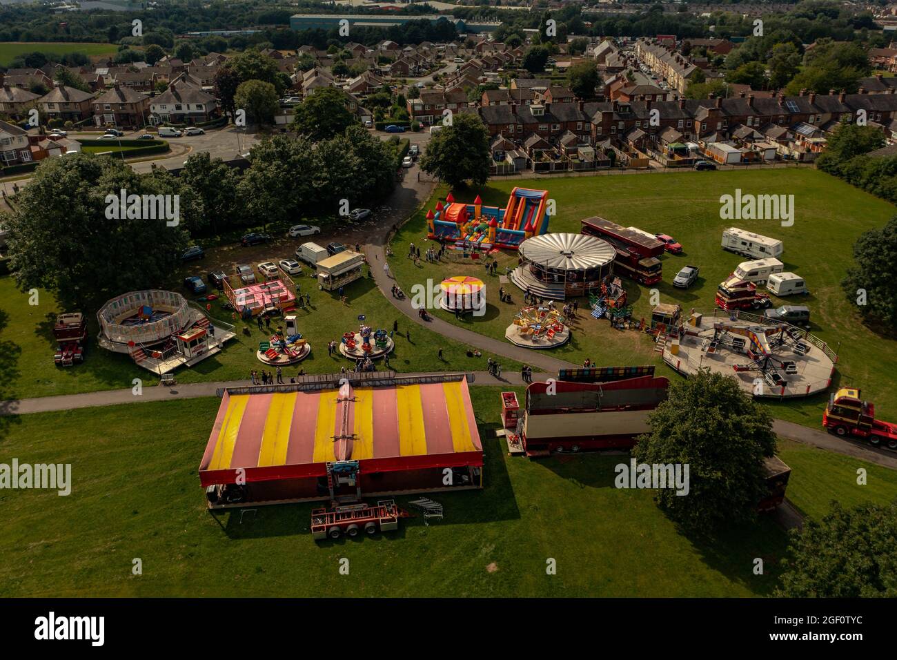 Mobile Showmen , Warwicks Funfairs Fun Fair a Local Park Aerial View Foto Stock