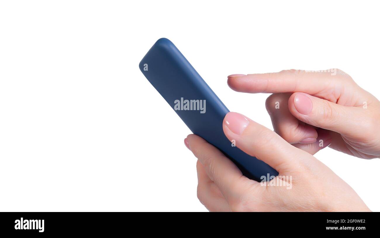 Smartphone in mano delle donne isolato su sfondo bianco. Simulazione dell'utilizzo di dispositivi di comunicazione e gadget Foto Stock
