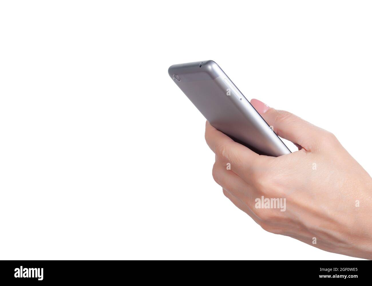 Smartphone in mano delle donne isolato su sfondo bianco. Simulazione dell'utilizzo di dispositivi di comunicazione e gadget Foto Stock