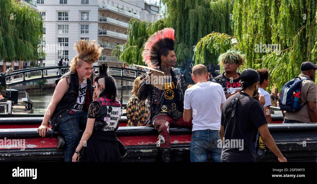 LONDON CAMDEN LOCK CAMDEN TOWN HIGH STREET THE BRIDGE CON QUATTRO PUNK E VARI STILI DI CAPELLI Foto Stock