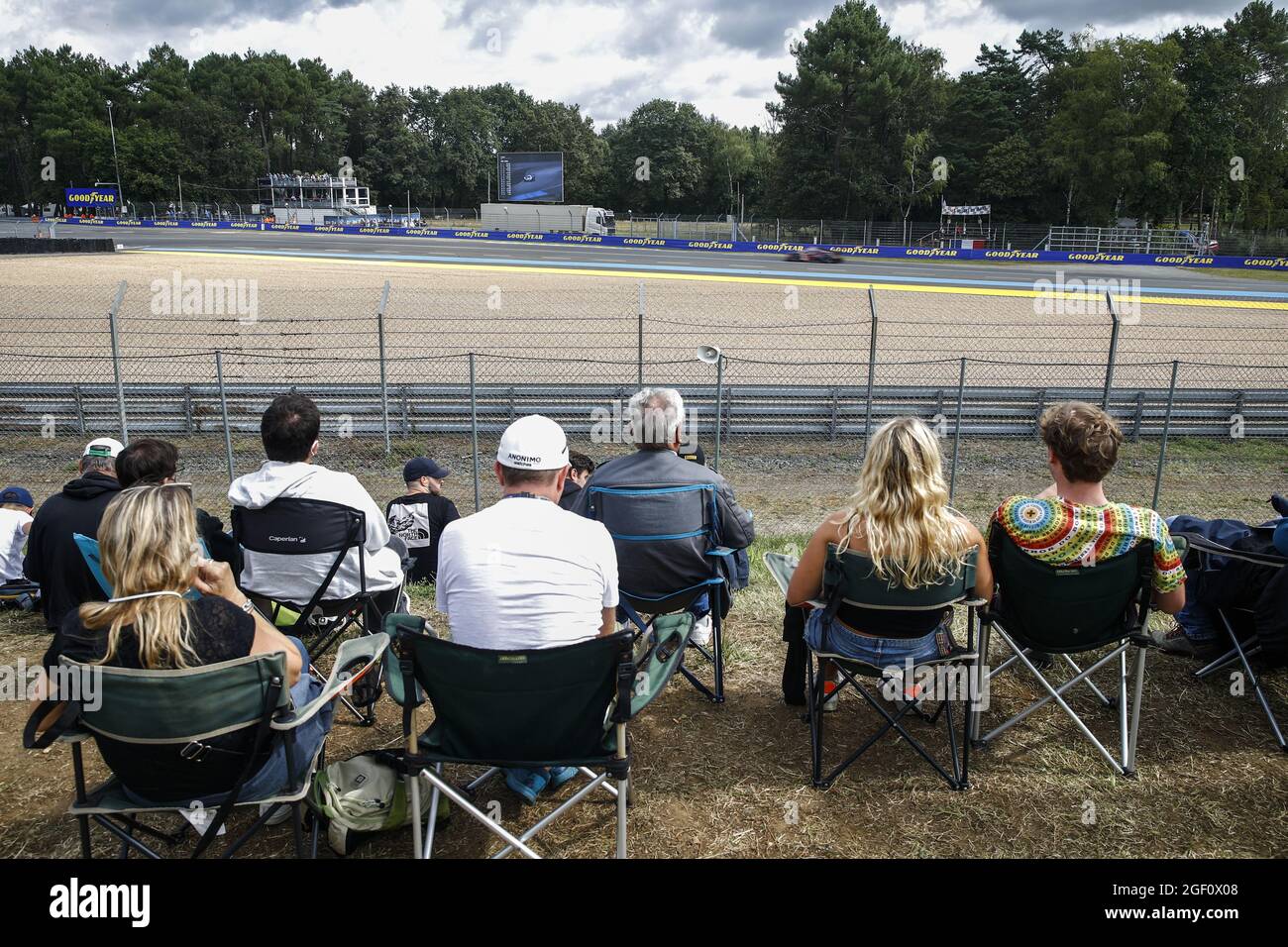 Spettatori, tifosi durante la 24 ore di le Mans 2021, 4° round del FIA World Endurance Championship 2021, FIA WEC, sul circuito de la Sarthe, dal 21 al 22 agosto 2021 a le Mans, Francia - Foto Xavi Bonilla/DPPI Foto Stock