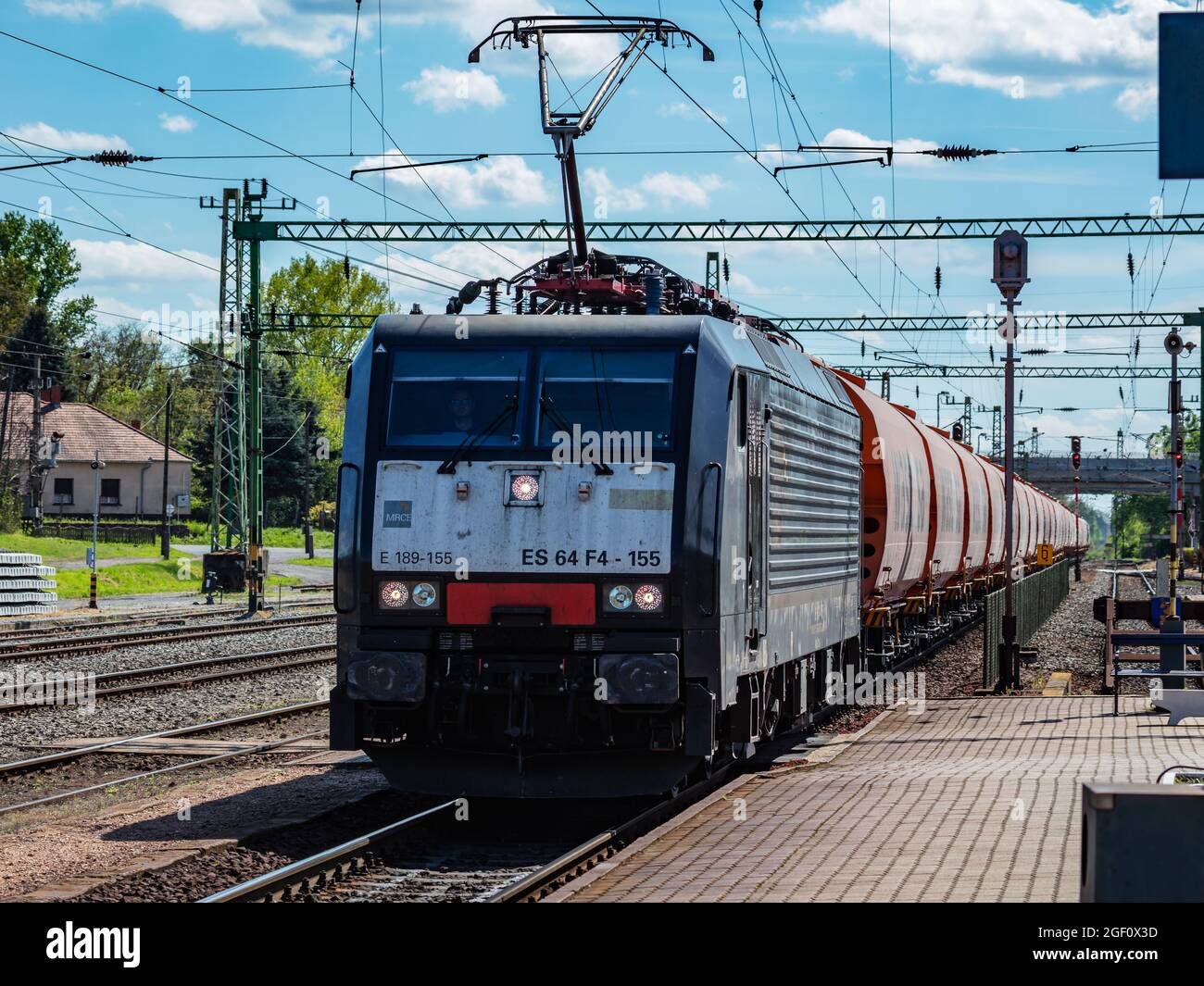 Balatonszentgyorgy, Ungheria - 8 maggio 2021: Trasporto ferroviario internazionale. Cargo cargo treno carro alla stazione ferroviaria. Trasporto globale e shippi Foto Stock