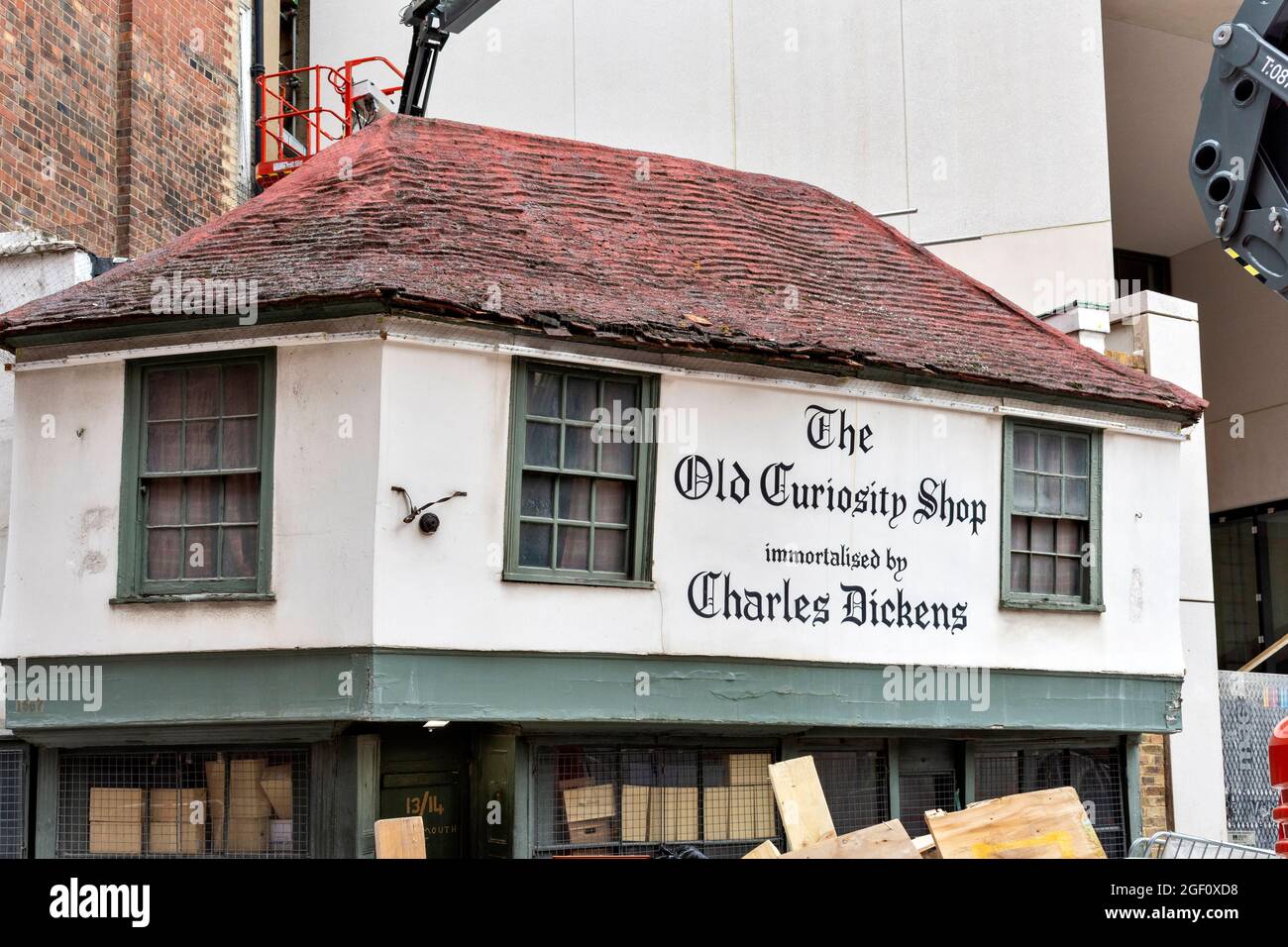 LONDON PORTSMOUTH STREET IL VECCHIO NEGOZIO DI CURIOSITÀ DI DICKENS ROMANZO ORA UN NEGOZIO DI SCARPE DILAPIDATED Foto Stock