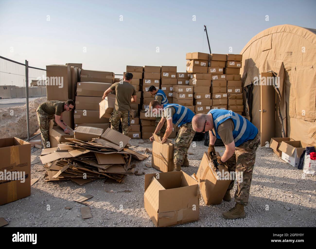 I membri di servizio degli Stati Uniti scaricano e disinfestano le scatole di biancheria da letto per gli evacuati qualificati 21 agosto 2021, in una posizione non divulgata in qualche luogo nel sud-ovest asiatico. Nell'ambito dell'evacuazione dell'Afghanistan, gli sfollati sono partiti dall'aeroporto internazionale Hamid Karzai di Kabul, Afghanistan, su più aerei militari. (STATI UNITI Air Force foto di staff Sgt. Kylee Gardner via American PhotoArchive/ALAMY) Foto Stock
