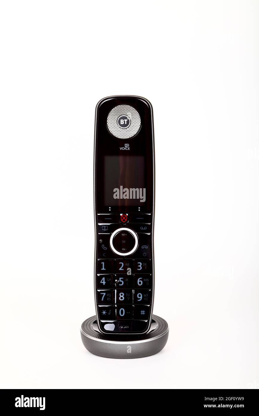 Nuovo telefono domestico digitale avanzato BT che utilizza la connessione a banda larga per effettuare chiamate telefoniche di qualità HD. Foto Stock