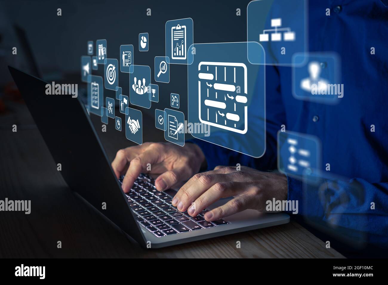 Responsabile di progetto che lavora al computer in ufficio. Concetto con icone di aree di gestione come costo, pianificazione, rischi, pianificazione. Persona che digita su KE Foto Stock