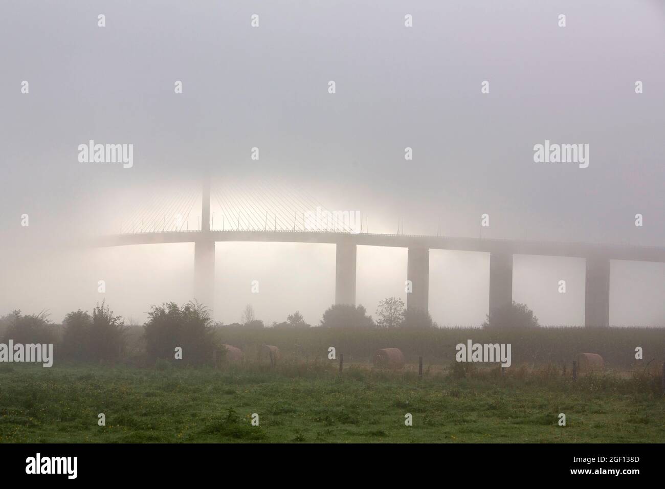 pont de breton sul fiume senna in francia durante l'alba nebbiosa Foto Stock