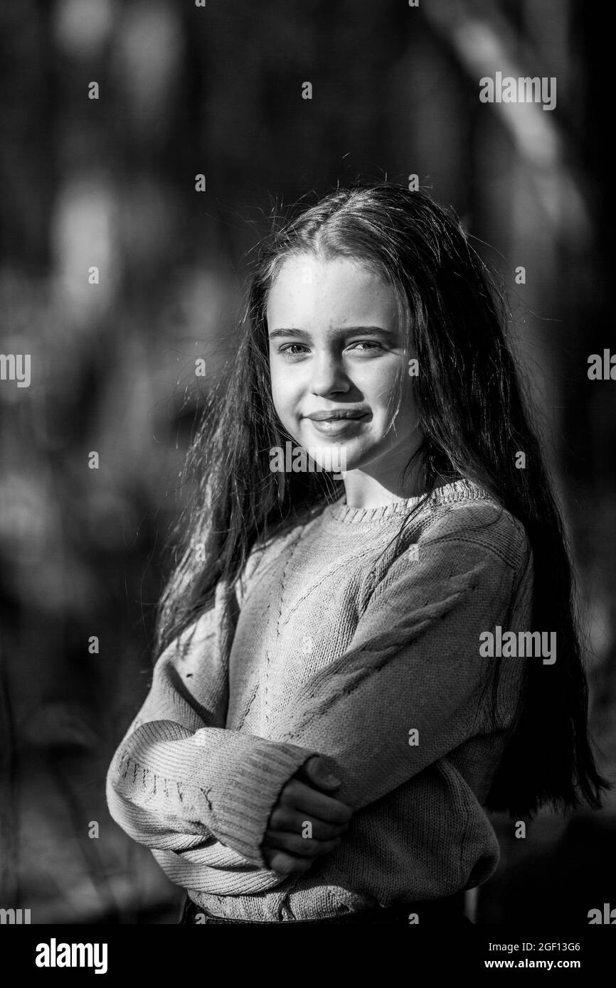 Ritratto di una ragazza adolescente all'aperto. Foto in bianco e nero. Foto Stock