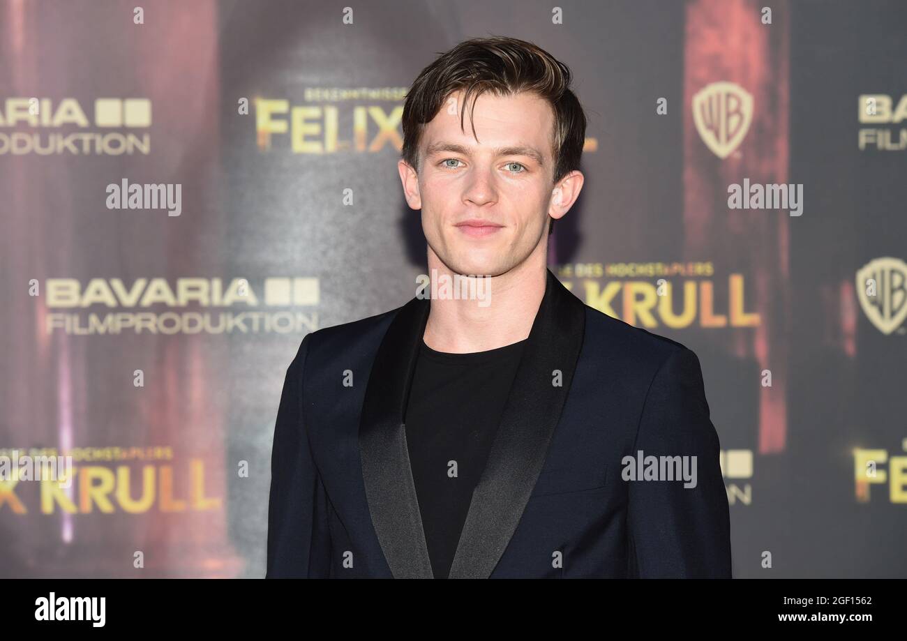 Monaco di Baviera, Germania. 22 agosto 2021. L'attore Jannis Niewöhner si erge sul tappeto rosso alla prima del film "Bekenntnisse des Hochstaplers Felix Krull" al cinema ARRI. Credit: Felix Hörhager/dpa/Alamy Live News Foto Stock