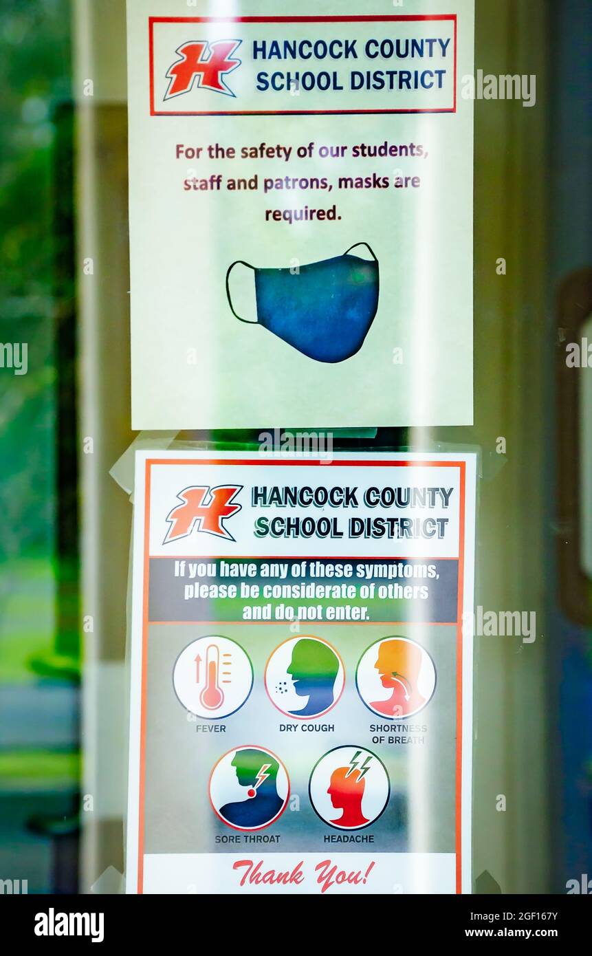Un segno specifica maschere sono necessarie per entrare South Hancock Elementary School, 22 agosto 2021, a Bay Saint Louis, Mississippi. Foto Stock
