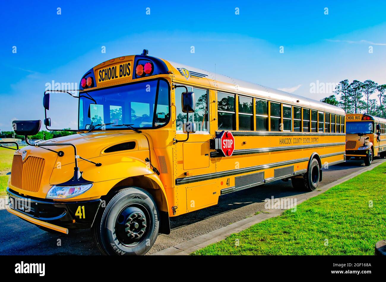 Gli autobus scolastici sono allineati fuori dalla South Hancock Elementary School, 22 agosto 2021, a Bay Saint Louis, Mississippi. Foto Stock