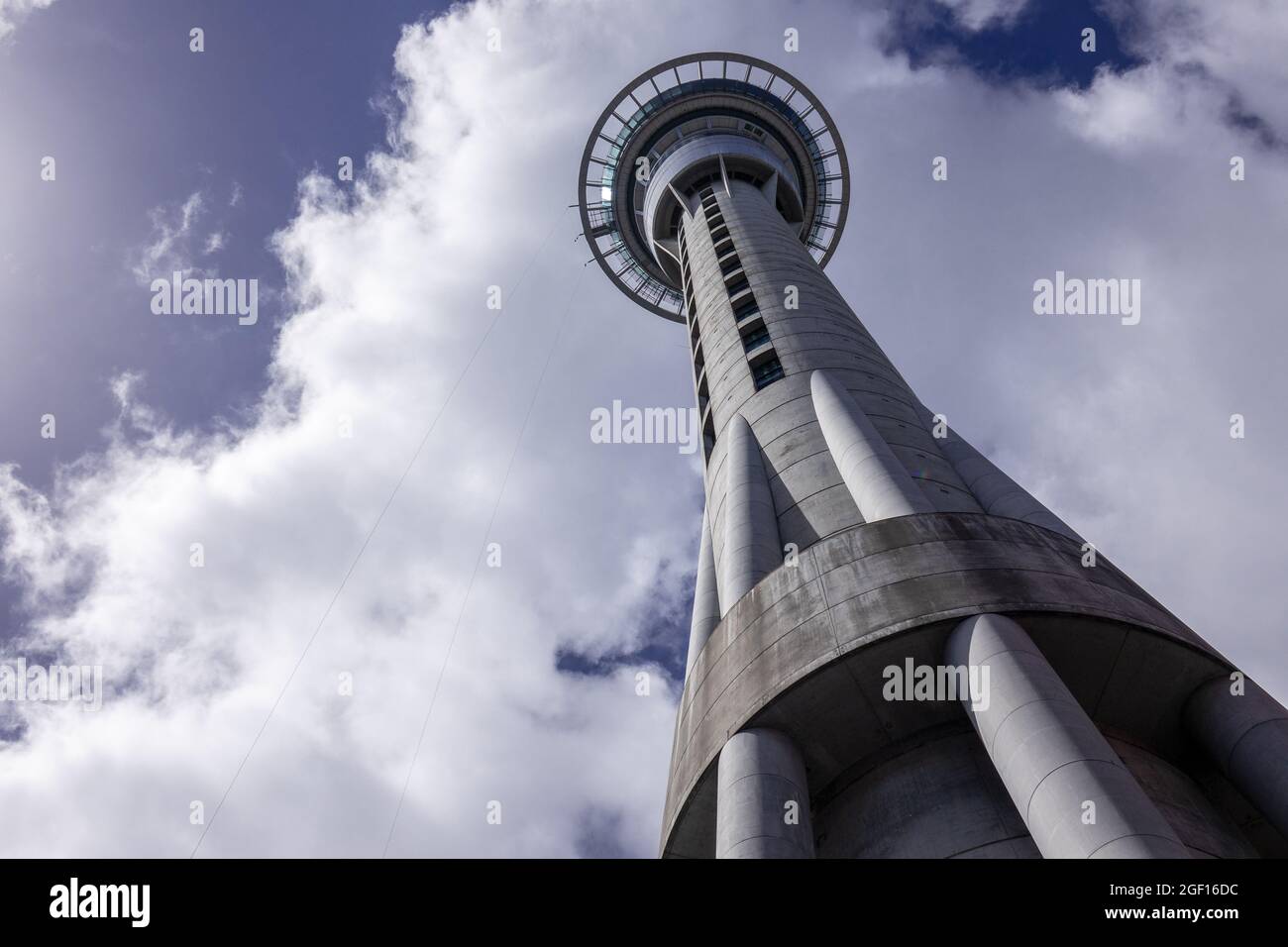 Guardando verso l'alto lo Sky Tower di Auckland Nuova Zelanda Foto Stock