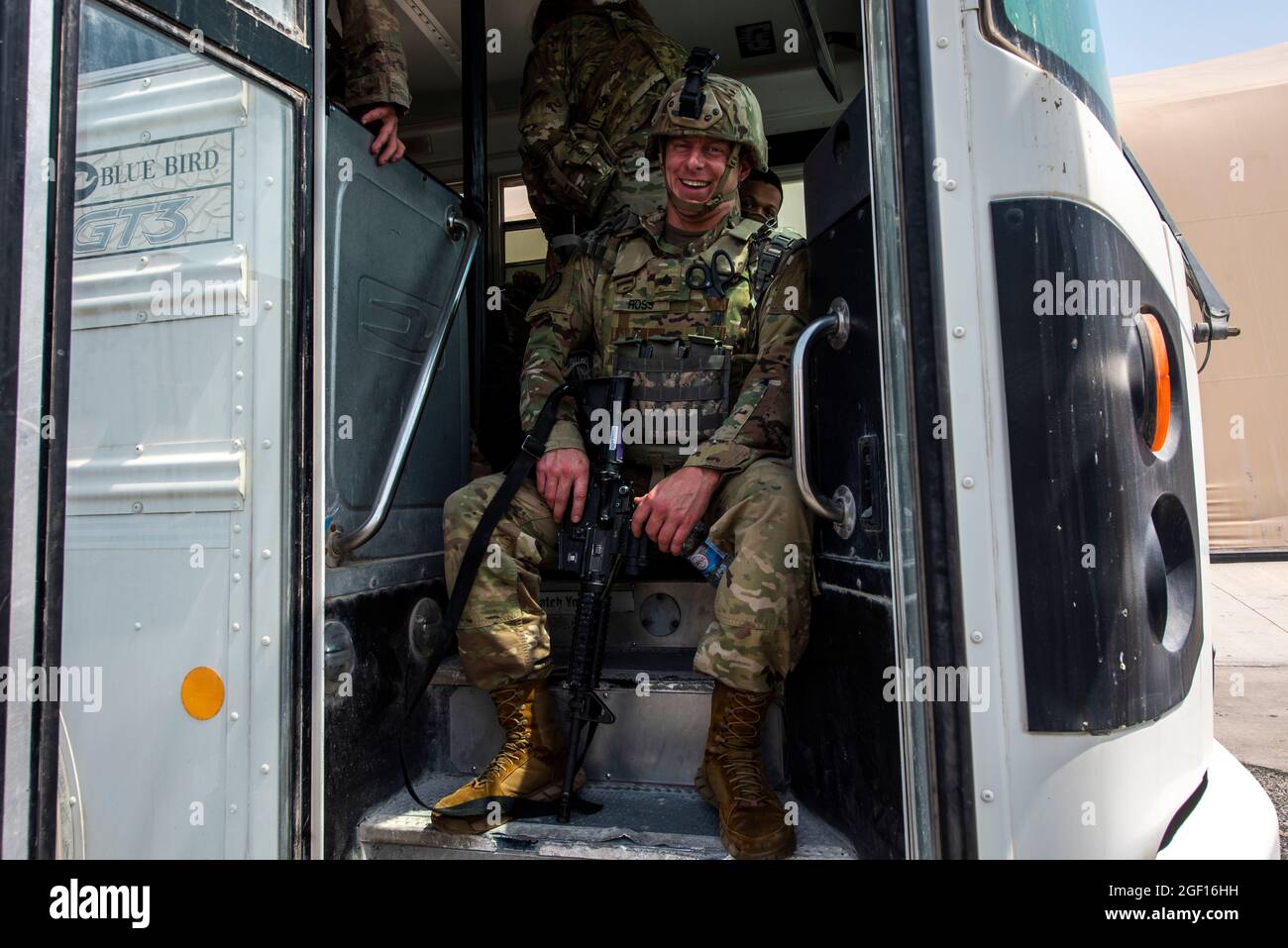 Un membro del servizio attende su un autobus prima di dispiegarsi in Afghanistan il 19 agosto 2021. I membri del servizio si sono schierati a sostegno dell'operazione Allees Refuge. (STATI UNITI Air Force foto di Airman 1a classe Kylie Barrow) Foto Stock