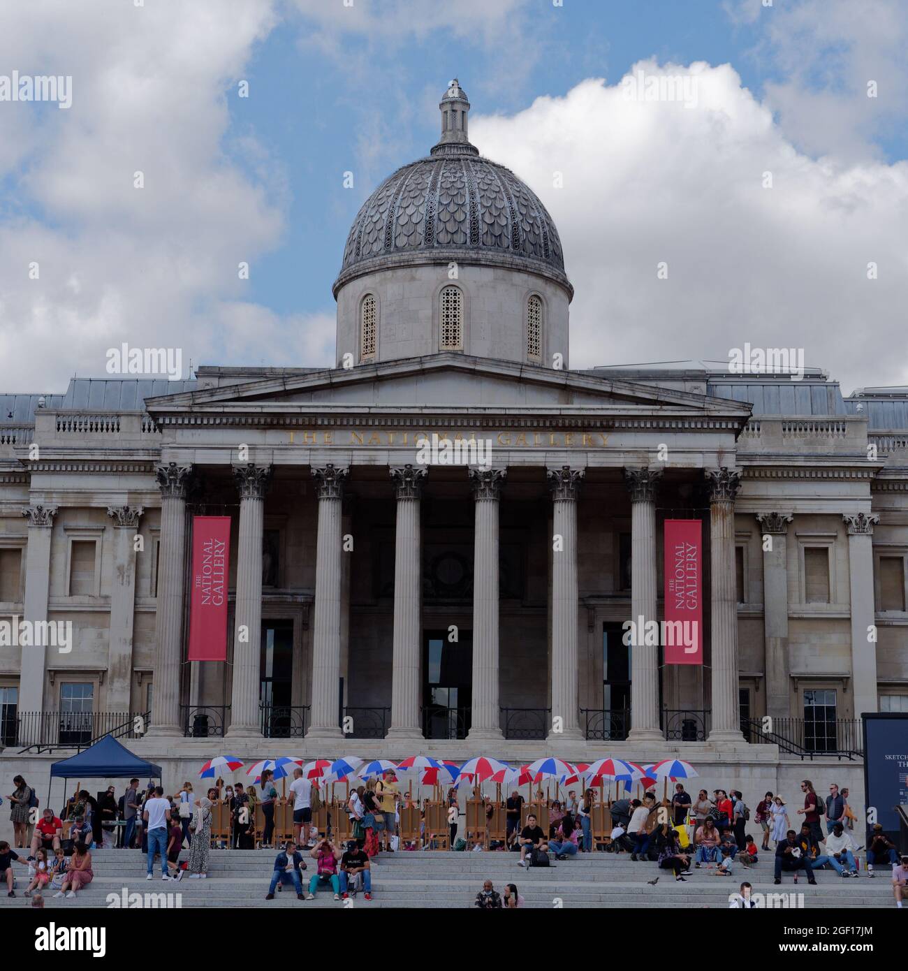 National Gallery Sketch on the Square Festival a Trafalgar Square Londra con trenta cavalletti disponibili per uso pubblico. Foto Stock