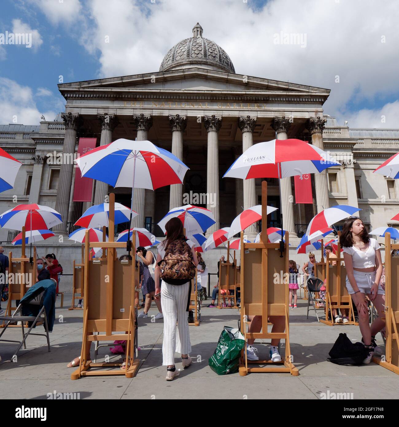National Gallery Sketch on the Square Festival a Trafalgar Square Londra con 30 cavalletti a disposizione del pubblico. Foto Stock