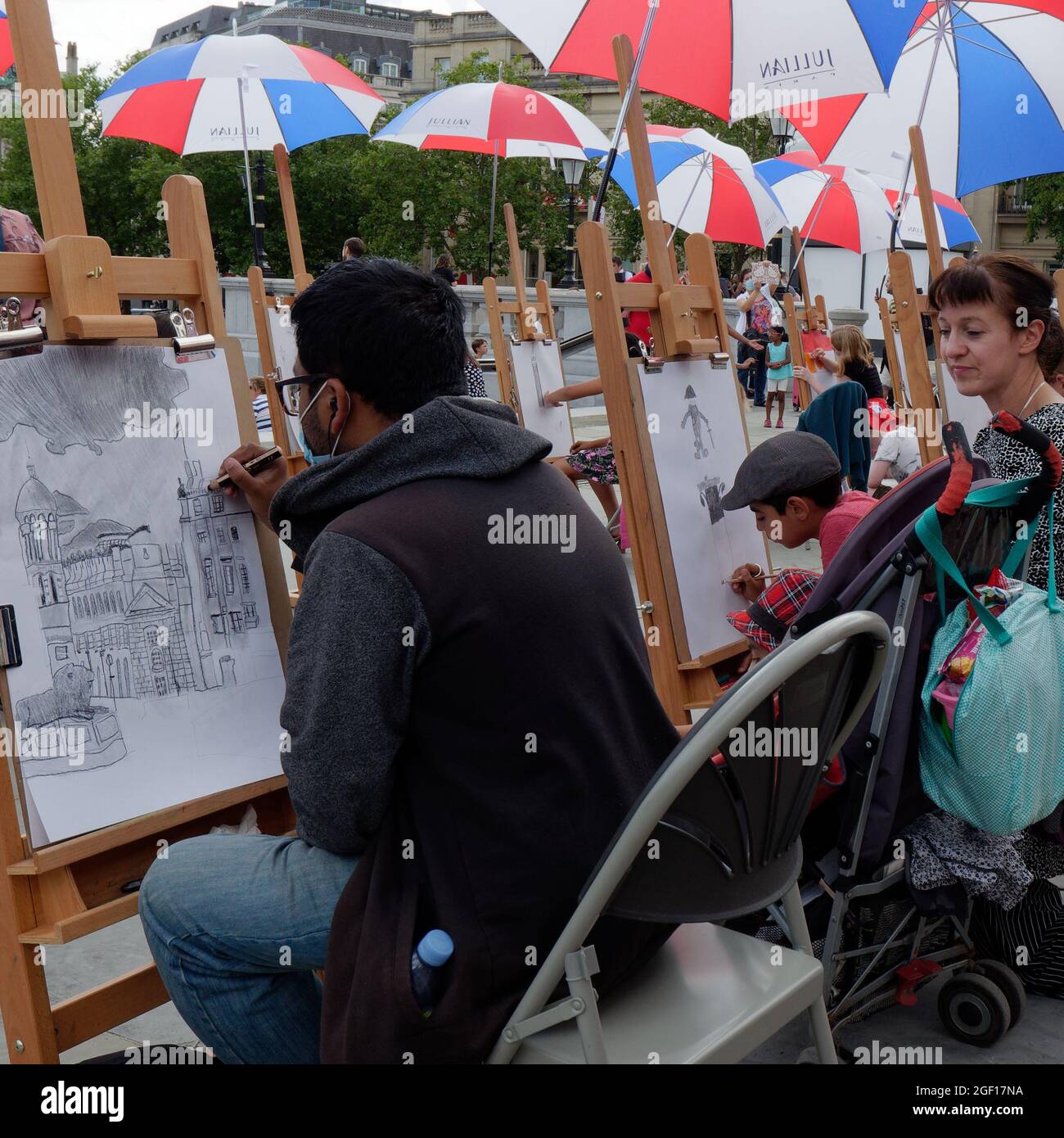 National Gallery Sketch on the Square Festival a Trafalgar Square Londra con 30 cavalletti a disposizione del pubblico. Foto Stock