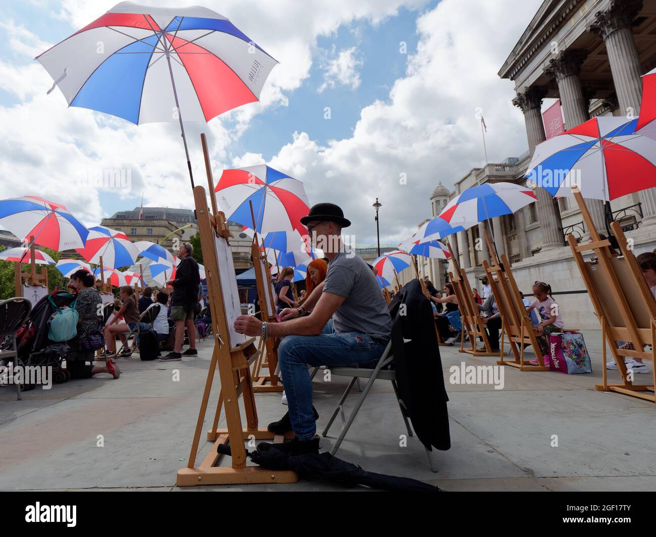 National Gallery Sketch on the Square Festival a Trafalgar Square Londra con 30 cavalletti a disposizione del pubblico. Foto Stock