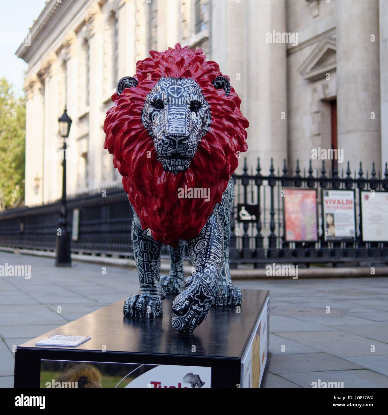1 delle 27 sculture di leoni a grandezza naturale come parte del London Pride Tusk Lion Trail. Foto Stock