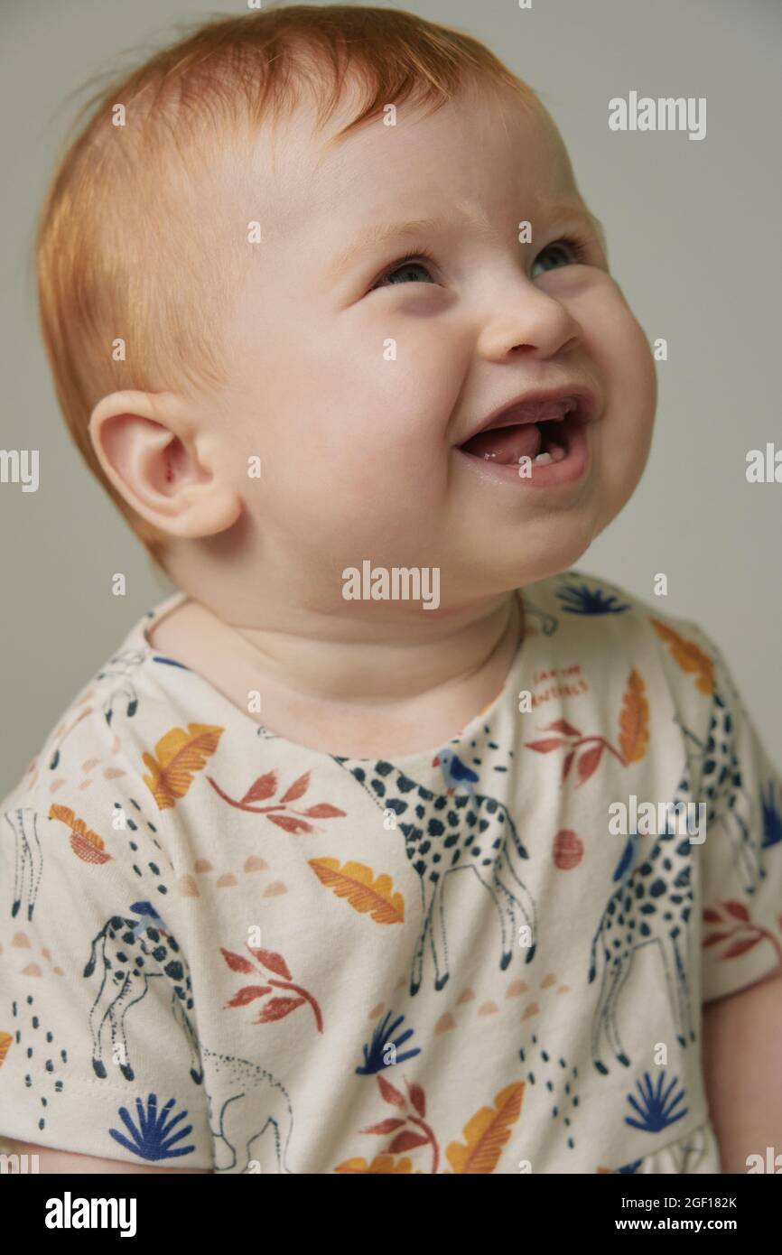 Un bambino dai capelli rossi con occhi blu di sei mesi Foto Stock