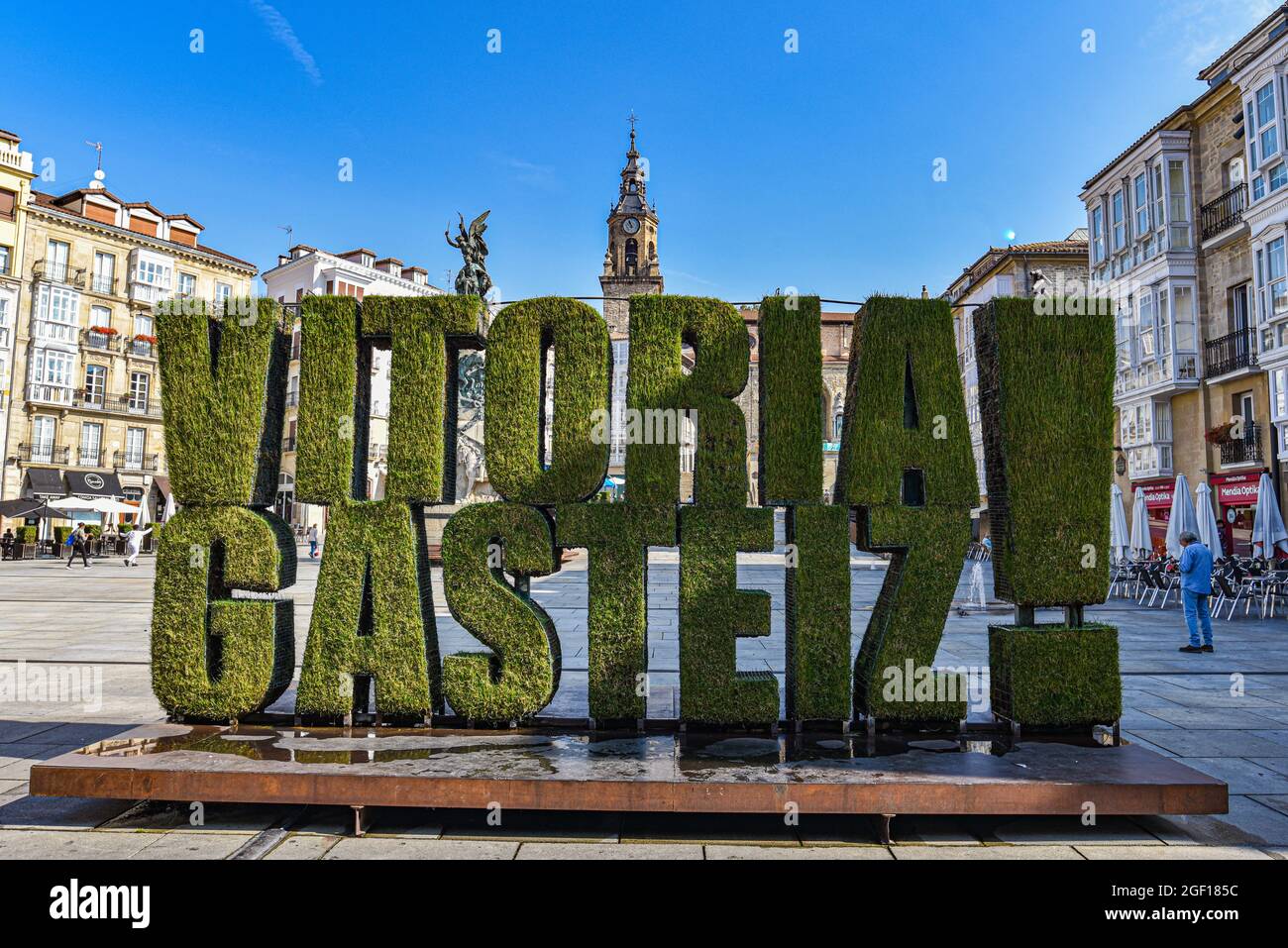 Vitoria Gasteiz, Spagna - 21 ago 2021: Segno floreale Vitoria Gasteiz in Plaza de la Virgen Blanca. Paesi Baschi, Spagna Foto Stock