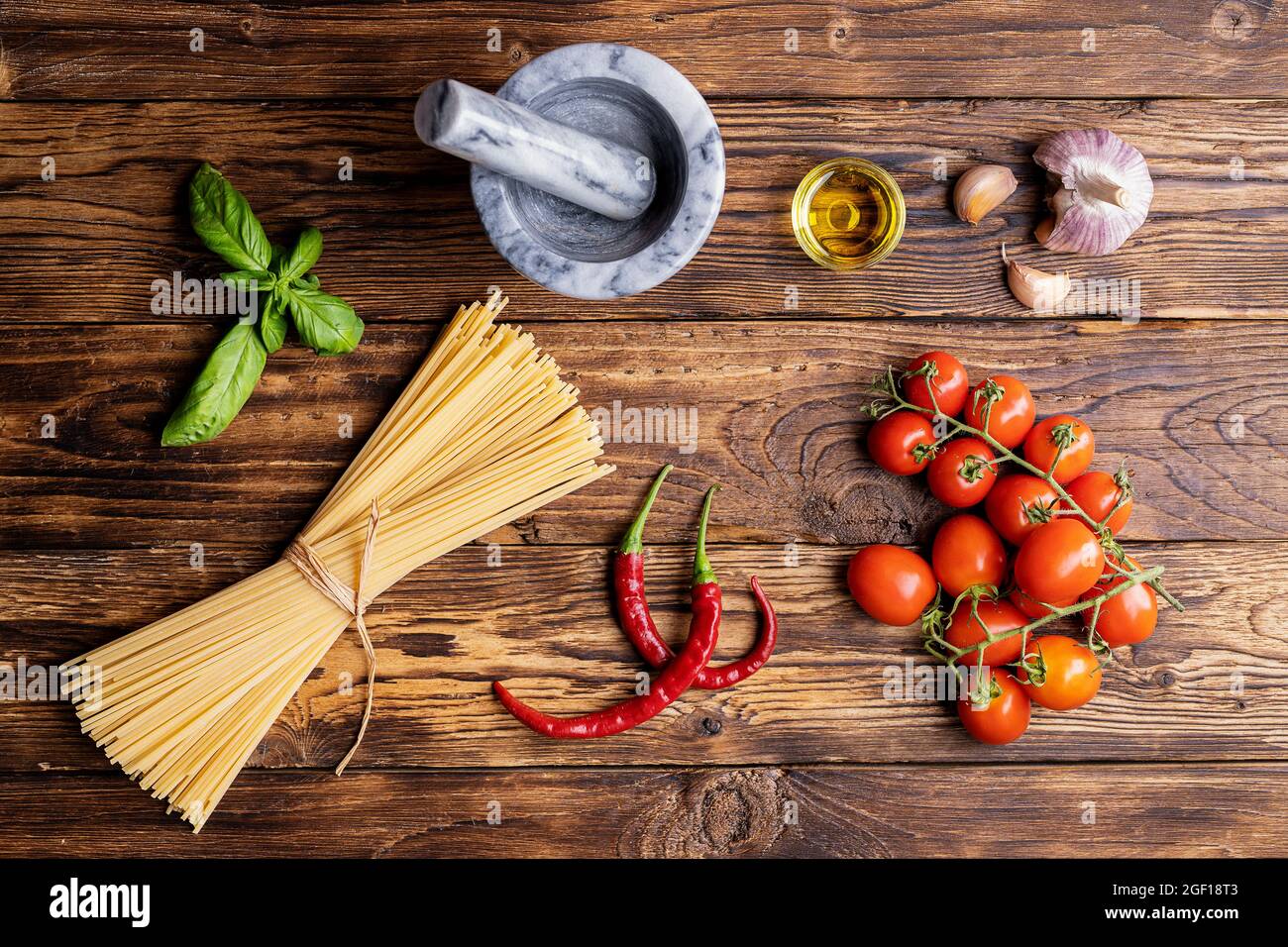 Ingredienti per spaghetti alla bolognese o alla bolognese con pomodoro, basilico e spezie. Italiano cibo sano sfondo Foto Stock