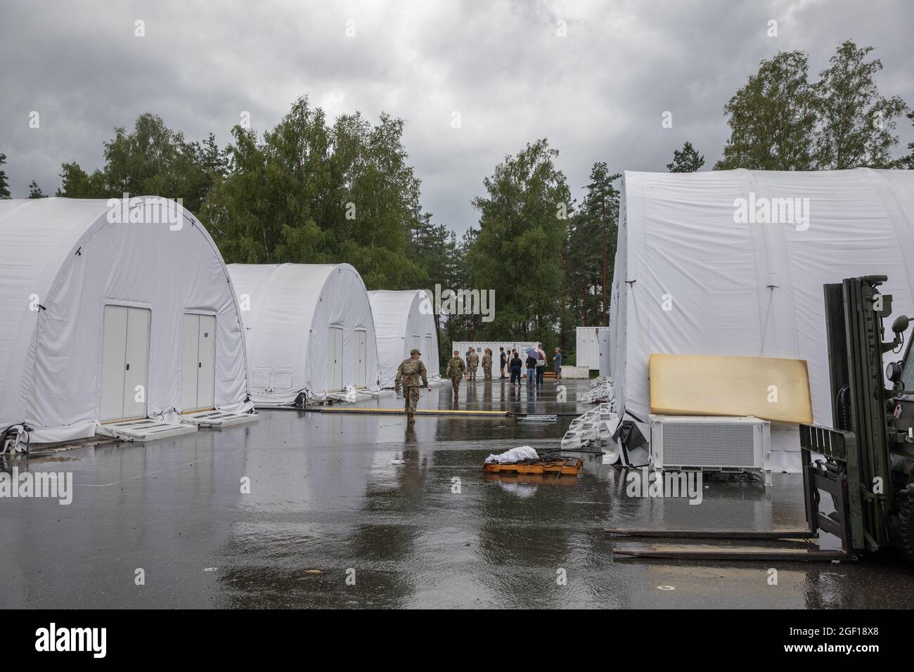 Grafenwoehr, Germania. 22 agosto 2021. I soldati degli Stati Uniti hanno istituito un alloggio temporaneo per i rifugiati afghani presso l'area di addestramento di Grafenwoehr il 22 agosto 2021 a Grafenwoehr, Germania. L'area di addestramento di Grafenwoehr fornirà alloggio temporaneo per gli evacuati dall'Afghanistan come parte dell'operazione Rifugi degli Alleati. Credit: Planetpix/Alamy Live News Foto Stock