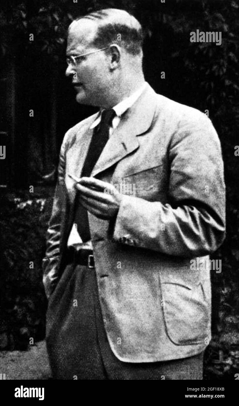 1935 ca , GERMANIA : il teologo tedesco DIETRICH BONHOEFFER ( 1906 - 1945 ), pastore luterano , dissidente anti-nazista e membro fondatore della Chiesa confessante . Dopo essere stato accusato di essere stato associato al complotto del 20 luglio per assassinare Adolf Hitler, è stato rapidamente processato insieme ad altri plotter accusati, compresi gli ex membri dell'Abwehr (Ufficio militare di intelligence tedesco), E poi impiccato nel campo di Flossenbürg Concentation il 9 aprile 1945 quando il regime nazista stava crollando . Fotografo sconosciuto . - RELIGIONE PROTESTANTE LUTERANA - RELIGIONE PROTESTANTE - ANTINAZISTA - ANTIN Foto Stock