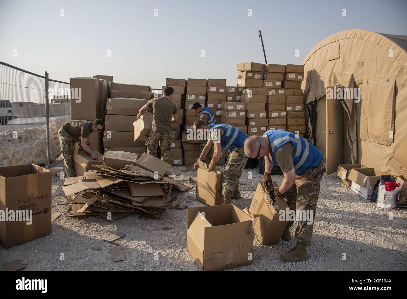 I membri del servizio degli Stati Uniti scaricano e disinfestano le scatole di biancheria da letto per gli evacuati qualificati il 21 agosto 2021, in un luogo non divulgato in un luogo nel sud-ovest dell'Asia. Nell'ambito dell'evacuazione dell'Afghanistan, gli sfollati sono partiti dall'aeroporto internazionale Hamid Karzai di Kabul, Afghanistan, su più aerei militari. Foto dello staff Sgt. Kylee Gardner/USA Air Force/UPI Credit: UPI/Alamy Live News Foto Stock