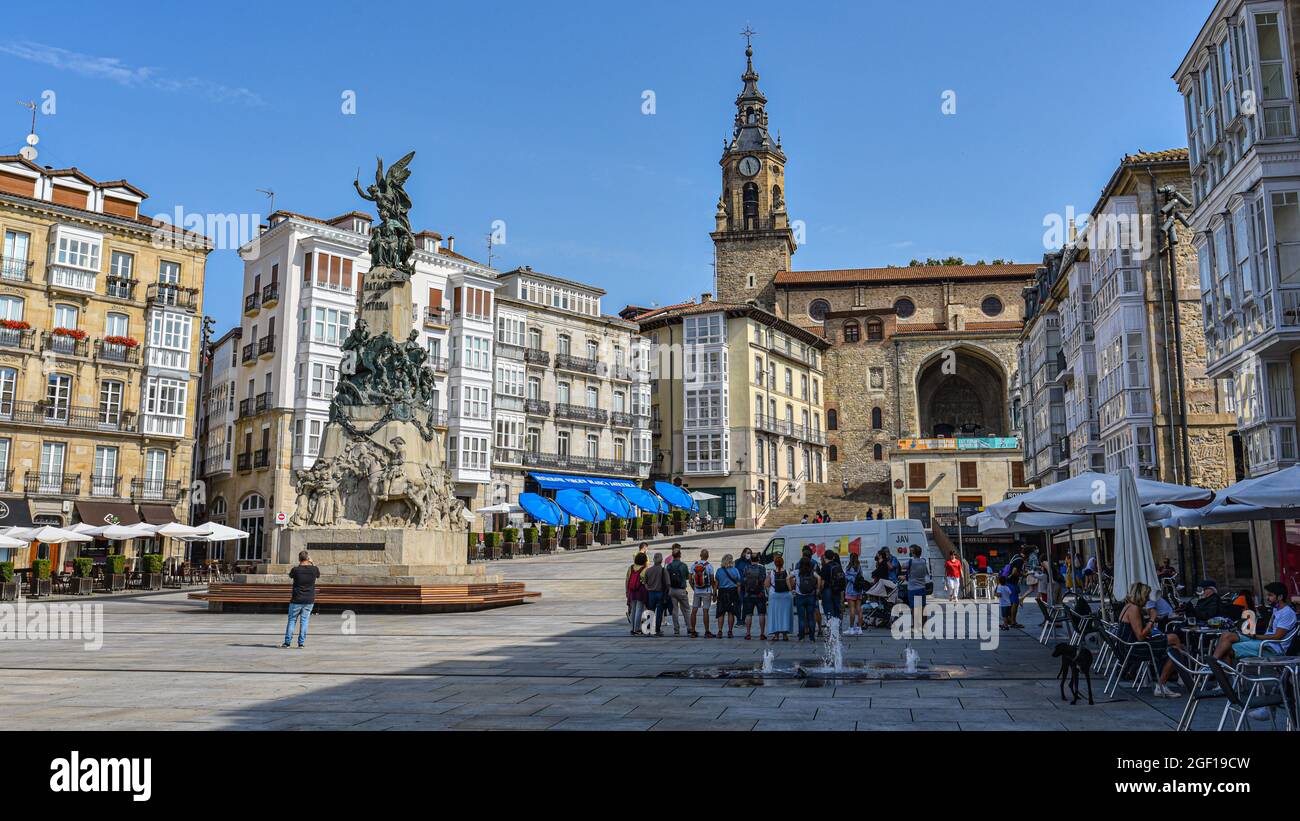 Vitoria-Gasteiz, Spagna - 20 agosto 2021: Monumento alla Battaglia di Vitoria e Plaza de la Virgen Blanca Foto Stock