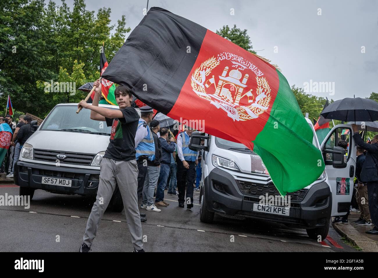 Londra, Regno Unito. 21 agosto 2021. 'STOP uccidendo afghani' marcia di protesta di massa. Migliaia di afghani britannici marciano da Marble Arch a Westminster per protestare contro la recente presa di potere dei talebani di tutte le principali città dell'Afghanistan. I manifestanti, molte delle quali donne, hanno tenuto cartelli che leggevano "Stop the oppression of afghan women", "Afghanistan is bleeding" e "US & NATO failed". Ai manifestanti si sono unite persone provenienti dall'Iran e dall'Iraq che hanno dimostrato solidarietà per la popolazione afghana. Credit: Guy Corbishley/Alamy Live News Foto Stock