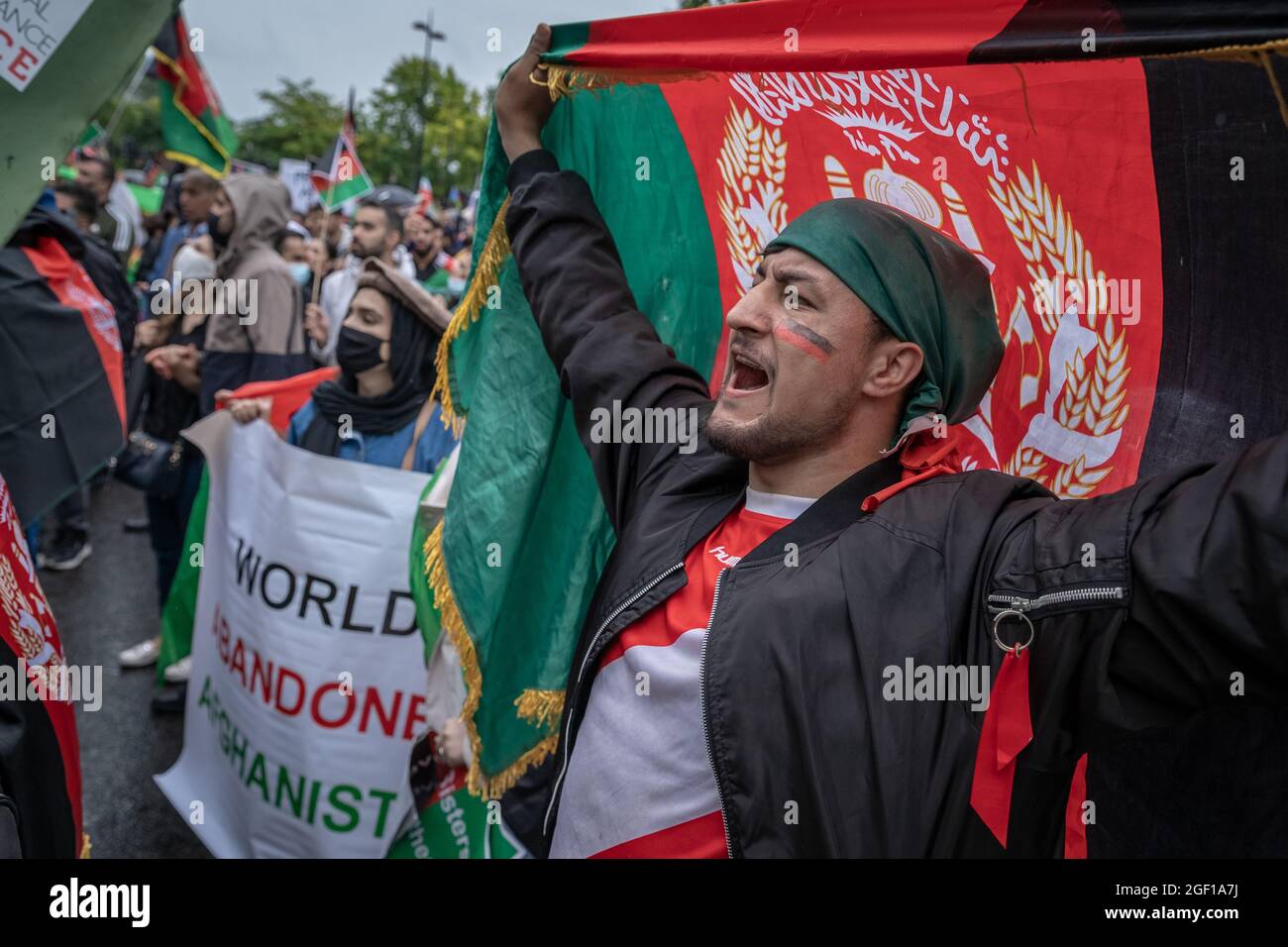 Londra, Regno Unito. 21 agosto 2021. 'STOP uccidendo afghani' marcia di protesta di massa. Migliaia di afghani britannici marciano da Marble Arch a Westminster per protestare contro la recente presa di potere dei talebani di tutte le principali città dell'Afghanistan. I manifestanti, molte delle quali donne, hanno tenuto cartelli che leggevano "Stop the oppression of afghan women", "Afghanistan is bleeding" e "US & NATO failed". Ai manifestanti si sono unite persone provenienti dall'Iran e dall'Iraq che hanno dimostrato solidarietà per la popolazione afghana. Credit: Guy Corbishley/Alamy Live News Foto Stock