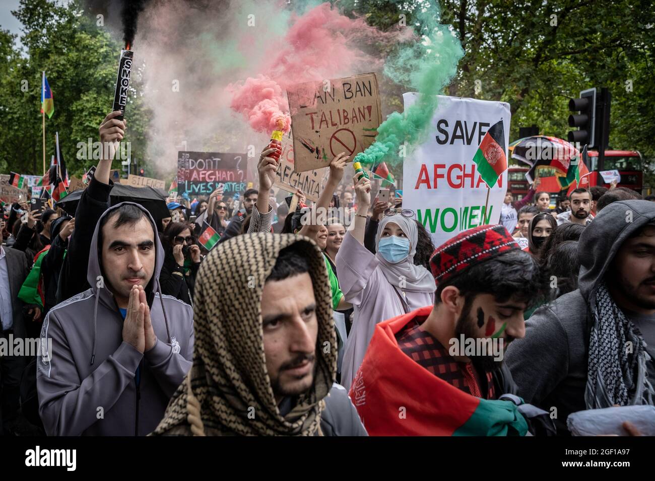 Londra, Regno Unito. 21 agosto 2021. 'STOP uccidendo afghani' marcia di protesta di massa. Migliaia di afghani britannici marciano da Marble Arch a Westminster per protestare contro la recente presa di potere dei talebani di tutte le principali città dell'Afghanistan. I manifestanti, molte delle quali donne, hanno tenuto cartelli che leggevano "Stop the oppression of afghan women", "Afghanistan is bleeding" e "US & NATO failed". Ai manifestanti si sono unite persone provenienti dall'Iran e dall'Iraq che hanno dimostrato solidarietà per la popolazione afghana. Credit: Guy Corbishley/Alamy Live News Foto Stock