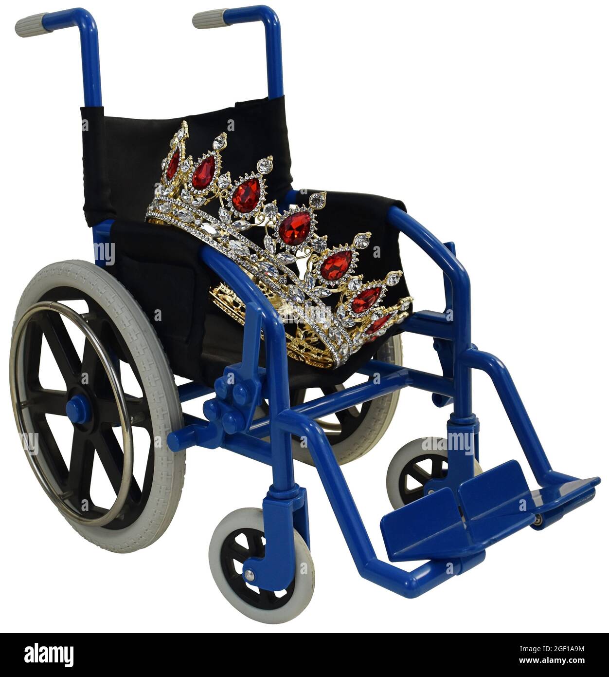 Corona di gioielli seduta su una sedia a rotelle blu che mostra il trattamento regale Foto Stock