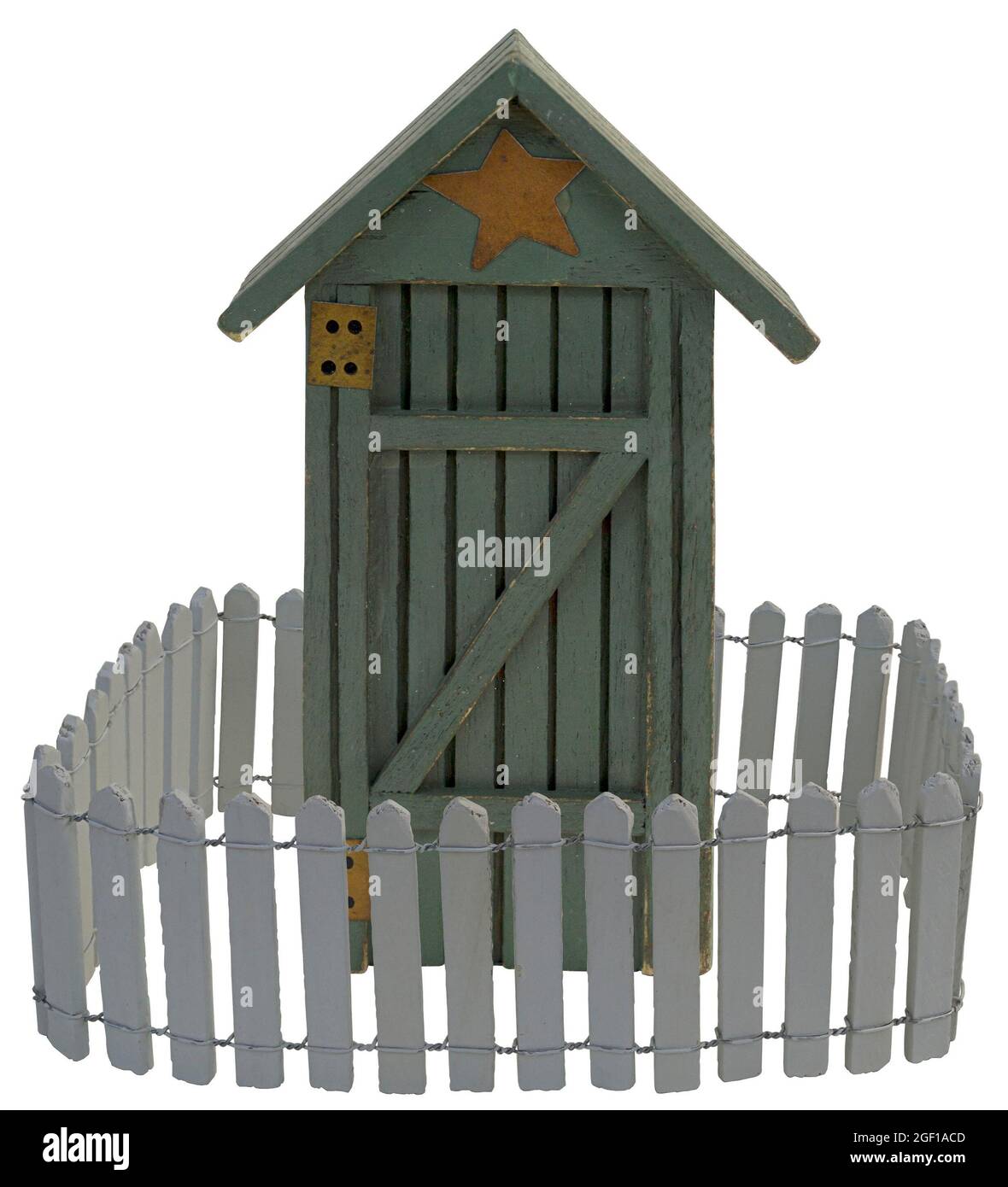 Outhouse in una recinzione di Picket bianco usato come recinzione ad un cortile Foto Stock