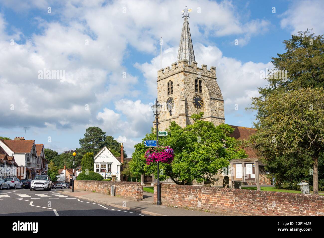 Chiesa di San Lorenzo, la High Street, Chobham, Surrey, England, Regno Unito Foto Stock