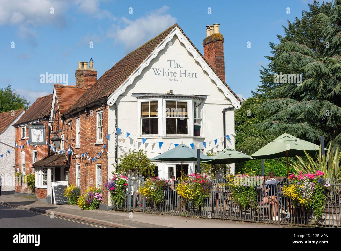 The White Hart Pub, The High Street, Chobham, Surrey, Inghilterra, Regno Unito Foto Stock