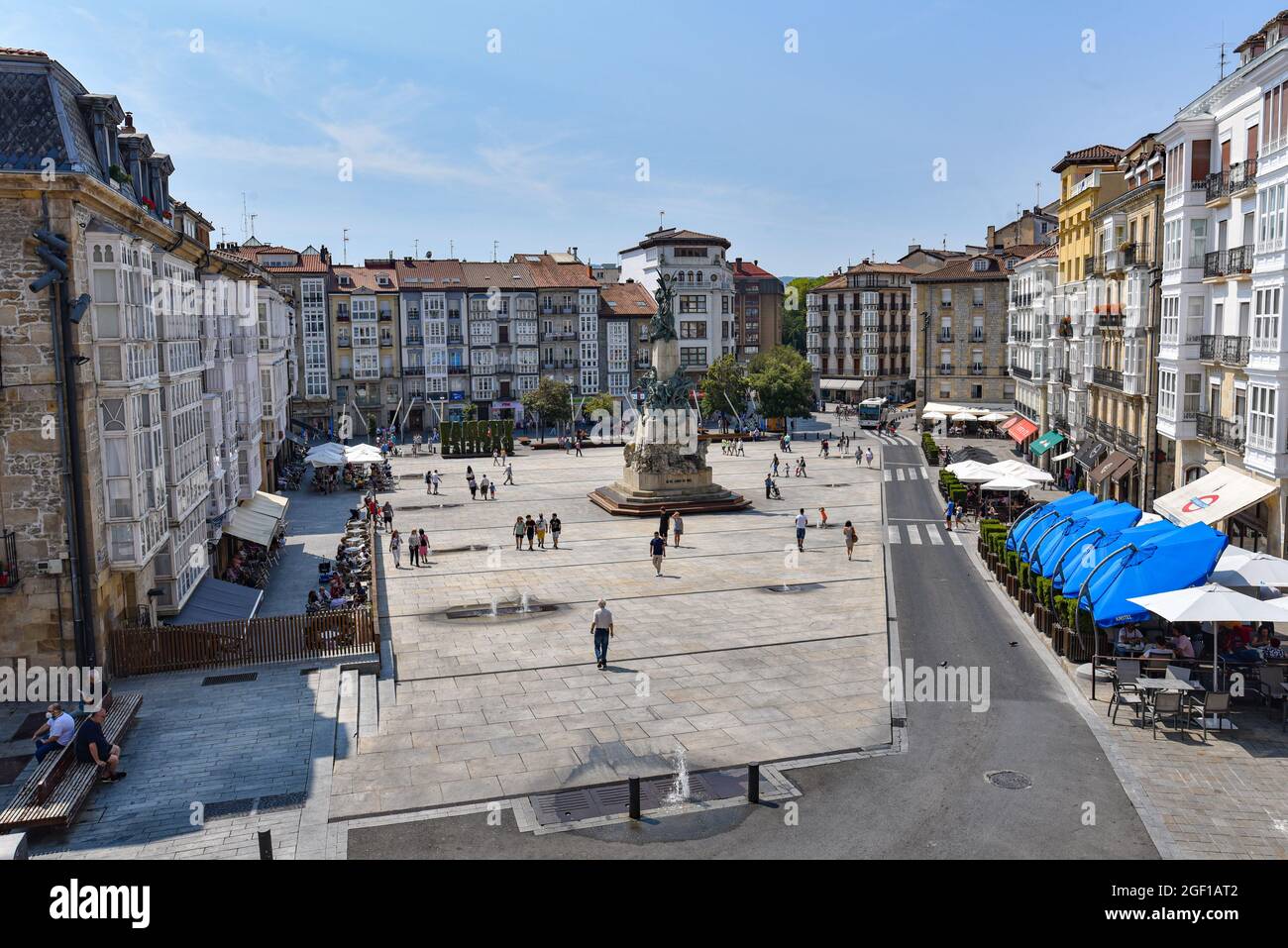 Vitoria-Gasteiz, Spagna - 20 agosto 2021: Monumento alla Battaglia di Vitoria e Plaza de la Virgen Blanca Foto Stock