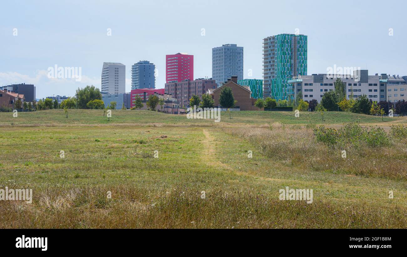 Vitoria-Gestaiz, Spagna - 21 agosto 2021: Torre urbana blocchi dalla riserva naturale delle zone umide di Salburua sulla cintura verde di Vitoria-Gasteiz Foto Stock