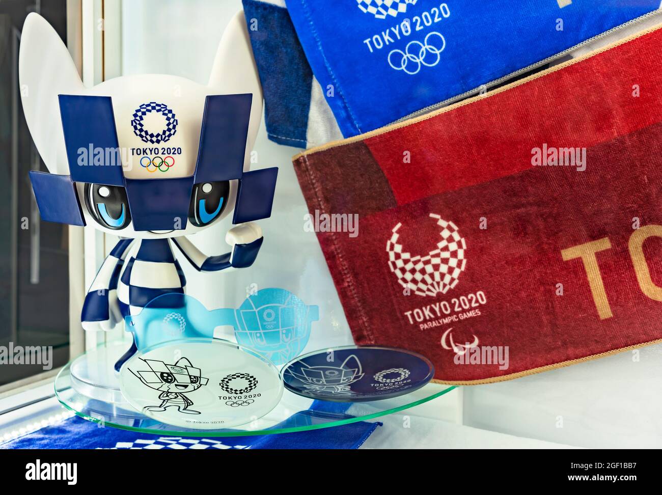 tokyo, giappone - agosto 15 2021: Statuina in plastica del personaggio ufficiale della mascotte Miraitowa adornata con il logo e i regali dei Giochi Olimpici di Tokyo 2020 Foto Stock
