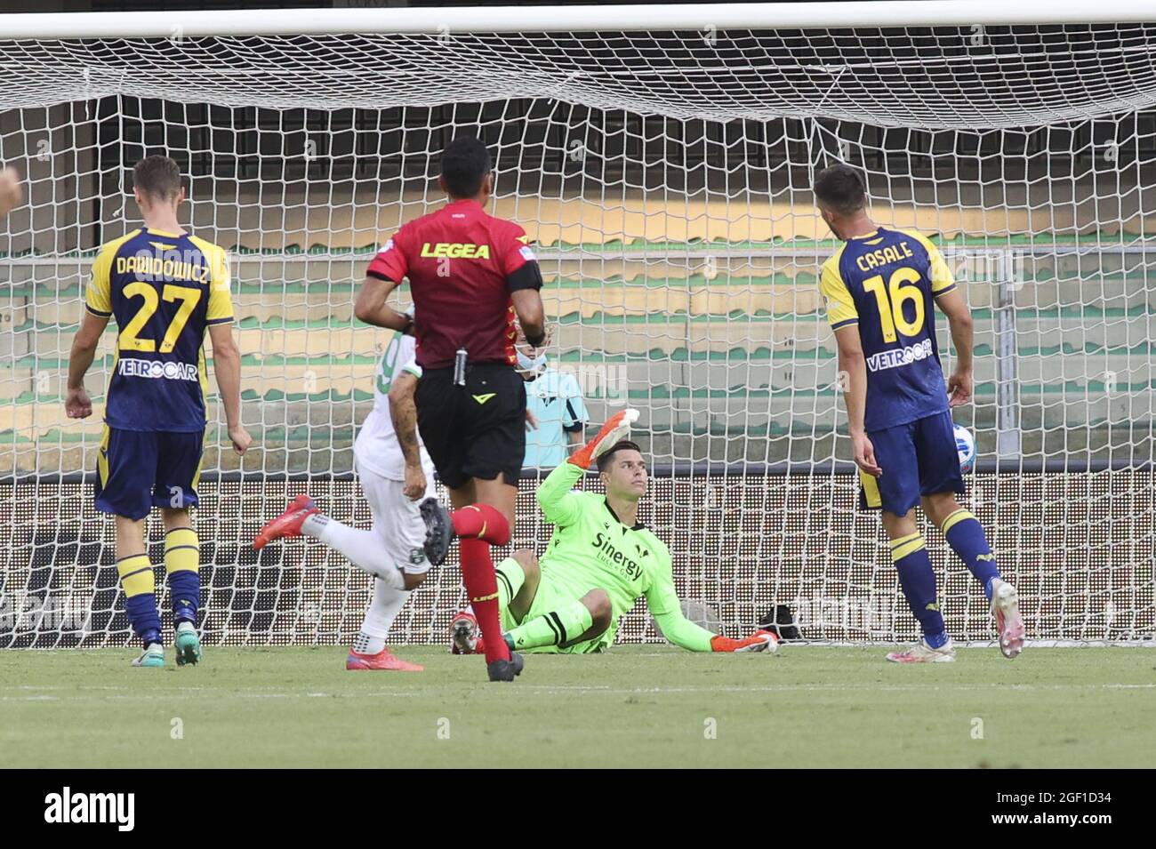 Verona, Italia. 21 Agosto 2021. La delusione del portiere dell'Hellas Verona Ivor Pandur dopo il gol di Raspadori Credit: Agenzia fotografica indipendente/Alamy Live News Foto Stock