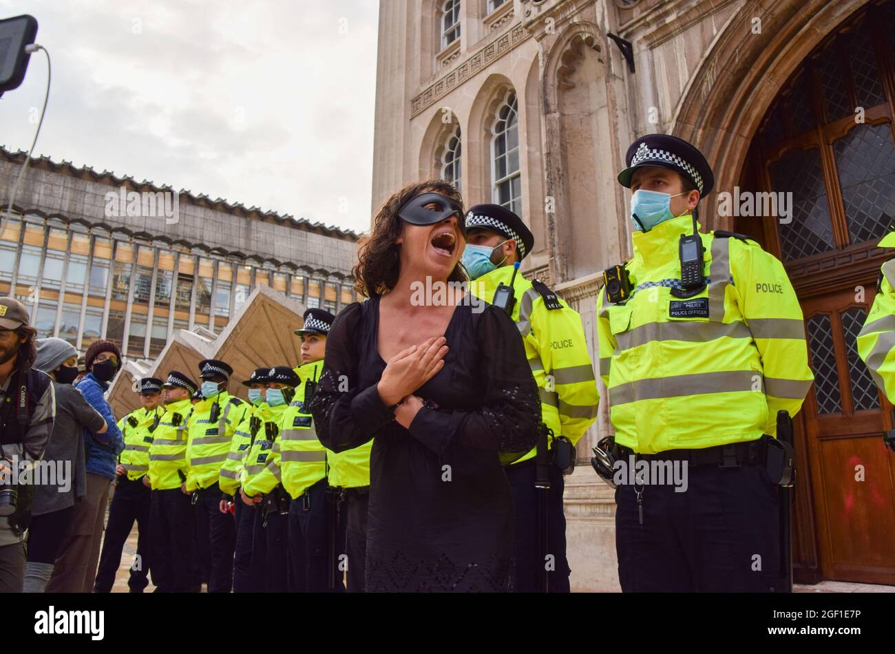 Londra, Regno Unito. 22 agosto 2021. Un protester trasporta un discorso impressionabile. I manifestanti di estinzione della ribellione si sono riuniti a Guildhall durante la cerimonia di apertura della loro campagna di due settimane contro la ribellione impossibile, che si concentrerà sulla City of London, il centro finanziario della capitale. (Credit: Vuk Valcic / Alamy Live News) Foto Stock