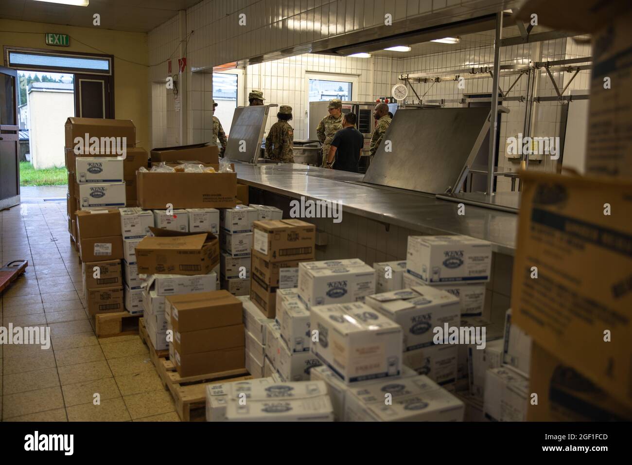 I soldati statunitensi assegnati alle unità del 7° comando di addestramento dell'esercito preparano una sala da pranzo per la possibilità di sostenere gli evacuati afghani transitori nella Grafenwoehr Training Area, Germania, 22 agosto 2021. L'Esercito degli Stati Uniti Europa e Africa sta lavorando di pari passo con le nazioni ospitanti, la forza congiunta e i partner interagenzie per fornire alloggio temporaneo, supporto medico e logistico come parte dell'operazione Allees Refuge. L'operazione Allees Refuge sta facilitando l'evacuazione rapida e sicura dei cittadini degli Stati Uniti, dei richiedenti di visti speciali per immigrati e di altri afghani a rischio dall'Afghanistan. Gli evacuati qualificati lo faranno Foto Stock