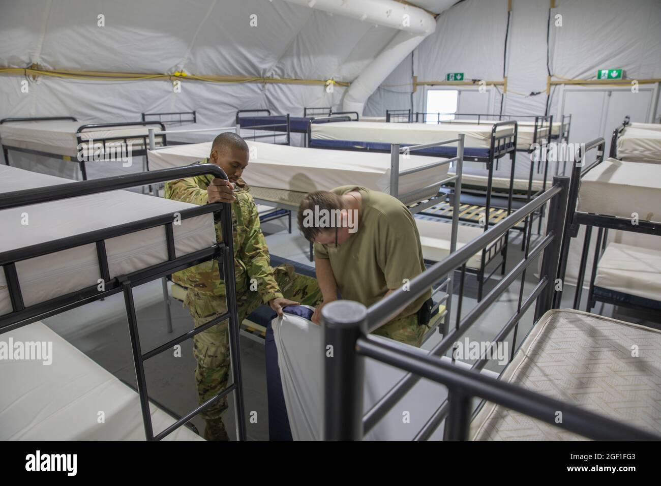 I soldati degli Stati Uniti preparano l'assestamento per la possibilità di sostenere gli evacuati afghani in arrivo all'area di addestramento di Grafenwoehr, Germania, 22 agosto 2021. L'Esercito degli Stati Uniti Europa e Africa sta lavorando di pari passo con le nazioni ospitanti, la forza congiunta e i partner interagenzie per fornire alloggio temporaneo, supporto medico e logistico come parte dell'operazione Allees Refuge. L'operazione Allees Refuge sta facilitando l'evacuazione rapida e sicura dei cittadini degli Stati Uniti, dei richiedenti di visti speciali per immigrati e di altri afghani a rischio dall'Afghanistan. Gli evacuati qualificati riceveranno assistenza, come alloggio temporaneo, cibo, medica Foto Stock