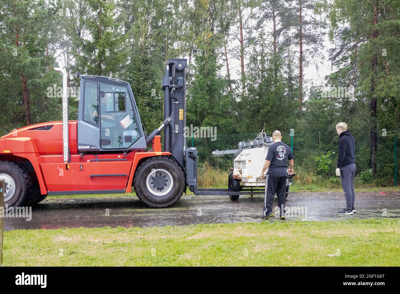 I dipendenti dell'esercito degli Stati Uniti utilizzano un carrello elevatore a forche per spostare un'unità di illuminazione esterna mobile per prepararsi alla possibilità di sostenere gli sfollati afghani in arrivo presso l'area di addestramento Grafenwoehr, Germania, 22 agosto 2021. L'Esercito degli Stati Uniti Europa e Africa sta lavorando di pari passo con le nazioni ospitanti, la forza congiunta e i partner interagenzie per fornire alloggio temporaneo, supporto medico e logistico come parte dell'operazione Allees Refuge. L'operazione Allees Refuge sta facilitando l'evacuazione rapida e sicura dei cittadini degli Stati Uniti, dei richiedenti di visti speciali per immigrati e di altri afghani a rischio dall'Afghanistan. Gli evacuati qualificati saranno re Foto Stock